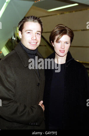 Graeme le Saux, joueur de football de Chelsea, et son épouse Mariana, arrivent au Warner Village Cinema de Leicester Square à Londres pour la projection par les célébrités de l'ouragan. Banque D'Images