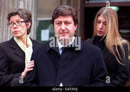 Martin (au centre) et Linda (à gauche), parents de Paddington, ont été victimes de l'accident ferroviaire Sam Di Lieto, ainsi que sa sœur Nancy (à droite) devant le Westminster Council House à Londres, après avoir assisté à une enquête sur la tragédie. * M. Di Lieto, 24 ans, est mort de plusieurs blessures après avoir voyagé dans la voiture de train de la Tamise, l'un des deux trains qui se sont entrés en collision le 05/10/1999 près de la gare de Paddington. Son ancienne université doit financer un prix annuel en son nom. Banque D'Images