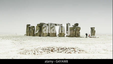 Vue générale de Stonehenge dans le Wiltshire, après une nuit de neige. Banque D'Images