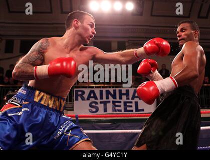 Boxe - Kevin Mitchell / Felix Lora - York Hall.Kevin Mitchell (à gauche) en action contre Felix Lora leur combat à York Hall, Londres. Banque D'Images