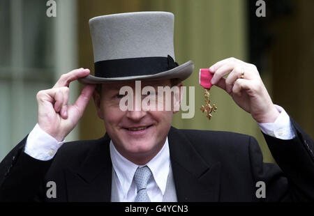 L'ancien champion du monde de snooker Steve Davis après avoir reçu son OBE (ordre de l'Empire britannique) de la Reine à Buckingham Palace, Londres. Banque D'Images