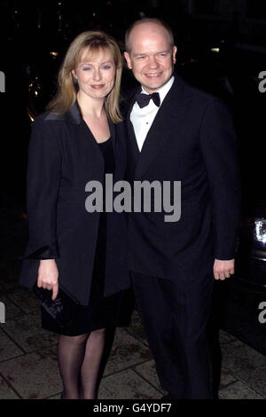 Le chef du Parti conservateur, William Hague, avec son épouse Ffion, arrive à l'hôtel Claridges, à Londres, pour un dîner à l'occasion du 50e anniversaire de l'ancien premier ministre conservateur, sir Edward Heath, en tant que député. Banque D'Images