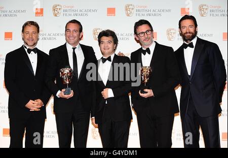 Jean Dujardin, Thomas Langmann et Michel Hazanavicius ont remporté le prix Best Picture et Russell Crowe (à gauche) et Hugh Jackman (à droite) dans la salle de presse des Orange British Academy film Awards 2012 à l'Opéra Royal, Bow Street, Londres. Banque D'Images