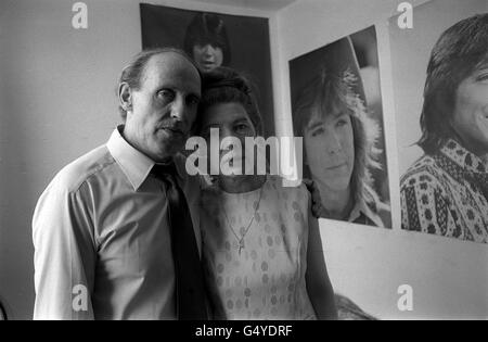 Peter Whelan et son épouse Bridget photographiés dans la chambre de leur fille Bernadette chez eux à Crowhurst House, Stockwell Park, dans le sud de Londres, en attendant les nouvelles de leur 14 ans qui a été victime de l'hystérie de masse qui a saisi 35, 000 adolescents au concert de la star pop américaine David Cassidy au stade White City. Bernadette a subi une crise cardiaque dans l'écrasement. Elle est dans l'unité de soins intensifs de l'hôpital Hammersmith. Banque D'Images