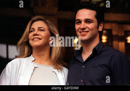 L'actrice américaine Kathleen Turner et Matthew Rhys devant le Gielgud Theatre, dans le centre de Londres. La star hollywoodienne Turner fait ses débuts sur scène britannique dans une adaptation de Mme Robinson au théâtre Gielgud à Shaftesbury Avenue *la première de la pièce a lieu le 4 2000 avril. Banque D'Images