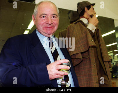 L'écrivain de détective Colin Dexter se trouve devant le détective de fiction Sherlock Holmes aux Sherlock Awards de Murder One sur Charing Cross Road, Londres. M. Dexter a remporté le meilleur détective créé par un prix d'auteur britannique pour son personnage d'inspecteur Morse. *-l'inspecteur Morse a fait ses débuts il y a un quart de siècle dans le livre 'Last bus to Woodstock'. Banque D'Images