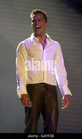 La chanteuse pop latine Ricky Martin se présente sur scène à la cérémonie des Brit Awards 2000, qui s'est tenue à Earls court, dans l'ouest de Londres. Banque D'Images