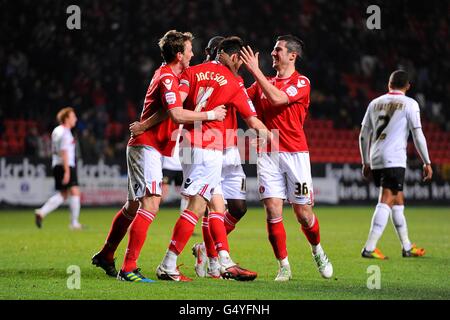 Football - npower football League One - Charlton Athletic / Milton Keynes dons - The Valley.Johnnie Jackson, de Charlton Athletic, célèbre son deuxième but du match avec ses coéquipiers Banque D'Images