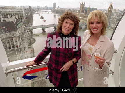 L'actrice Joanna Lumley (à droite) avec la ministre des Sports, Kate Hoey, à bord de la nouvelle attraction de Londres, le London Eye de British Airways, à son lancement officiel. Banque D'Images