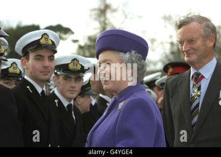 Britains Queen Elizabeth II escorté par l'amiral Sir John Woodward (à droite) au Pangbourne College Berkshire. La Reine était au Pangbourne College pour l'ouverture officielle de la chapelle commémorative des îles Falkland. Banque D'Images