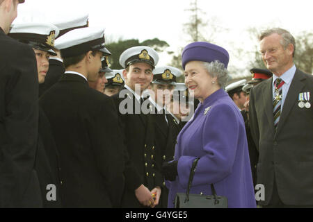 Britains Queen Elizabeth II escorté par l'amiral Sir John Woodward (à droite) au Pangbourne College Berkshire. La Reine était au Pangbourne College pour l'ouverture officielle de la chapelle commémorative des îles Falkland. Banque D'Images