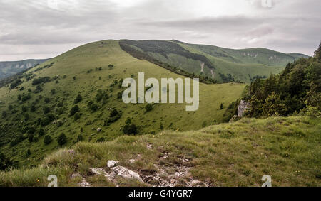 Vue de Krizna et d'autres dans les collines de Velka Fatra Majerova skala rocky Hill dans la partie sud de Velka Fatra mountains Banque D'Images