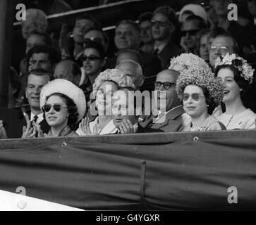 *numérisé basse résolution à partir de la version imprimée* la reine Elizabeth II et la princesse Margaret regardant la finale des singles hommes à Wimbledon. Banque D'Images