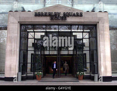 Siège social de British Airways, Berkeley House à Berkeley Square. Bob Ayling, le directeur général de British Airways, a succombé à la pression croissante pour quitter le poste et a annoncé qu'il démissionnait avec effet immédiat. *M. Ayling, 54 ans, a déclaré que les exigences des quatre dernières années avaient fait leur bilan et qu'il était temps pour un nouveau chef de l'exécutif de relever le défi. Banque D'Images