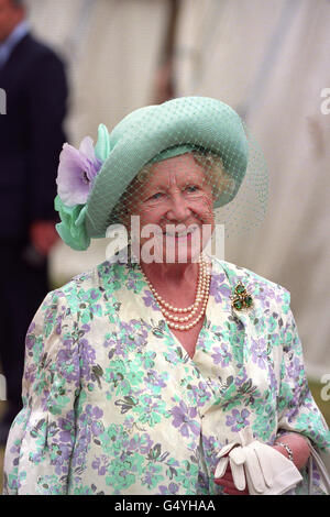 La Reine mère sourit lors de sa visite traditionnelle au salon des fleurs de Sandringham qui a eu lieu sur le domaine de Norfolk de la Reine. Banque D'Images