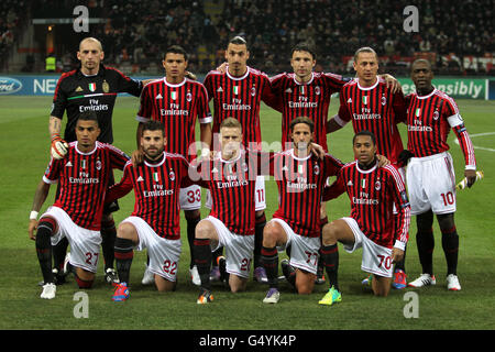 Groupe d'équipe AC Milan (rangée supérieure gauche à droite) Christian Abbiati, Thiago Silva, Zlatan Ibrahimovic, Mark van Bommel, Philippe Mexes et Clarence Seedorf. (En bas à gauche) Kevin-Prince Boateng, Antonio Nocerino, Ignazio Abate, Luca Antonini et Robinho Banque D'Images