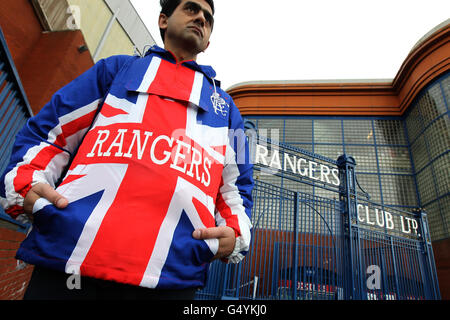 Soccer - Rangers entrer en administration.Abdul Sallam, fan des Rangers, à l'extérieur du stade Ibrox, à Glasgow. Banque D'Images