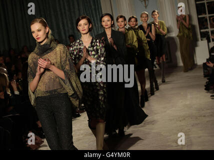 Modèles sur la passerelle pendant le spectacle Maria Grachvogel London Fashion week, au Savoy Hotel dans le centre de Londres. Banque D'Images