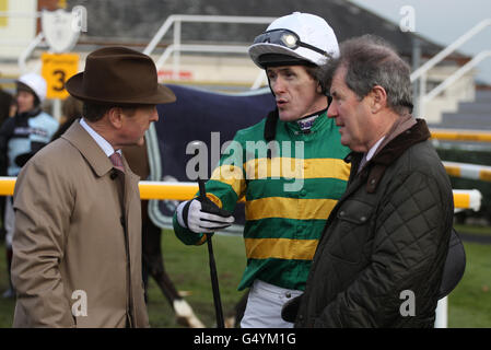 Jockey Tony McCoy parle avec l'entraîneur Jonjo O'Neil (à gauche) et le propriétaire JP McManus (à droite) après avoir remporté le Betfair Mobile pour les meilleurs prix Bumper Une chasse nationale ouverte standard pendant le Betfair Free Friday à Newbury Racecourse, Newbury. Banque D'Images