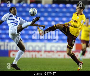 Football - championnat de football npower - Reading v Burnley - Madejski Stadium.Mikele Leigertwood de Reading (à gauche) et Jay Rodriguez de Burnley (à droite) en action Banque D'Images