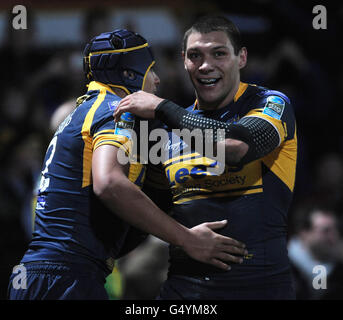 Ben Jones-Bishop, de Leeds Rhinos, est félicité par Ryan Hall (à droite) après avoir obtenu une épreuve lors du match du World Club Challenge à Headingley, Leeds. Banque D'Images