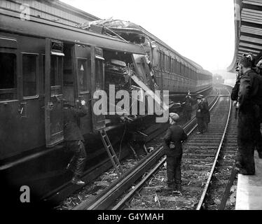 Les lignes de chemin de fer sont parsemées d'épaves après un train de Charing Cross à Dartford, couru dans l'arrière d'un Cannon Street à Gravesend train, se tenant à la gare Woolwich Arsenal, Londres à 12.53 heures. Deux personnes ont été tuées et deux autres blessées. Banque D'Images