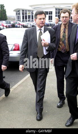Stephen Byers, secrétaire du commerce et de l'industrie, arrive à l'usine Rover de Longbridge, Birmingham . Byers a rencontré les hauts fonctionnaires et les membres syndicaux de l'usine, après la décision de BMW de la vendre aux investisseurs en capital-risque Alchemy Partners. Banque D'Images