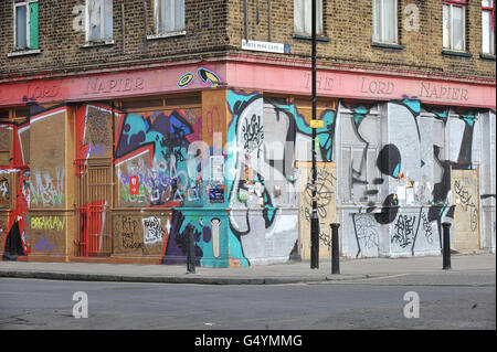 Vue générale de l'ancienne maison publique Lord Napier, à Hackney Wick, dans l'est de Londres. Banque D'Images