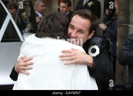 Acteur Martin Compston étreignant un guest comme il arrive à la Mar Hall resort de Renfrewshire avant son mariage avec Tianna Chanel Flynn. Banque D'Images