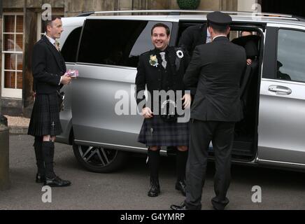 Acteur Martin Compston (centre) arrive à la Mar Hall resort de Renfrewshire avant son mariage avec Tianna Chanel Flynn. Banque D'Images