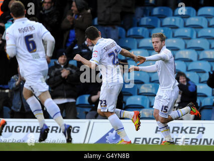 Adam Clayton (à droite) de Leeds United célèbre avec Robert Snodgrass (à gauche) après avoir marquant son deuxième but lors du match de championnat de la npower football League à Elland Road, Leeds. Banque D'Images