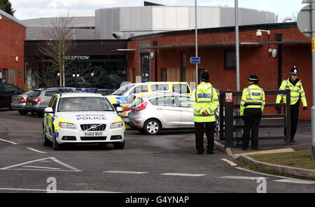 La police sur les lieux de l'école secondaire Alvechurch à Worcestershire, après qu'un entraîneur s'est écrasé dans le nord de la France tôt aujourd'hui, ce qui revenait des élèves d'un voyage scolaire. Banque D'Images