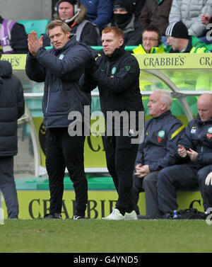 Johan Mjallby, directeur adjoint du Celtic, et Neil Lennon (à droite) lors du match de la Clydesdale Bank Scottish Premier League à Easter Road, Édimbourg. Banque D'Images