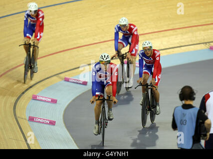 Steven Burke, Ed Clancy, Peter Kennaugh et Geraint Thomas, en Grande-Bretagne, semblent être découragés après avoir remporté la médaille d'argent dans la course masculine de Persuit pendant le troisième jour de la coupe du monde de cyclisme sur piste UCI au Velodrome dans le Parc olympique de Londres. Banque D'Images