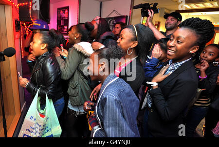 Les fans du nouveau groupe pop américain Mindless Behavior, regardent pendant une représentation en direct dans le studio ChoiceFM Leicester Square, dans le centre de Londres. Banque D'Images