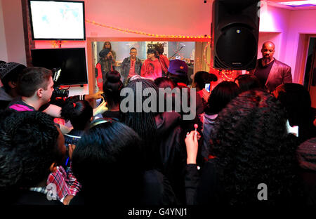 Les fans du nouveau groupe pop américain Mindless Behavior, regardent pendant une représentation en direct dans le studio ChoiceFM Leicester Square, dans le centre de Londres. Banque D'Images