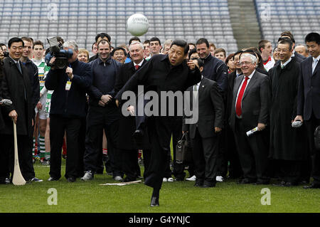 Le vice-président chinois Xi Jinping (au centre) lance un football gaélique assisté par le président de la GAA Christy Cooney et d'autres dignitaires sur le terrain à Croke Park à Dublin le deuxième jour de sa visite officielle en Irlande. Banque D'Images