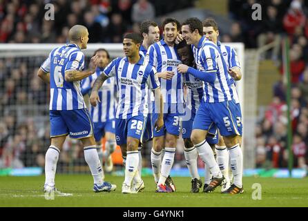 Brighton & Hove Albion's Kazenga LuaLua (3e à droite) célèbre avec ses coéquipiers après avoir obtenu le score d'égalisation de leur côté objectif Banque D'Images