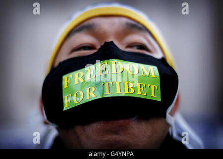 Un Tibet libre protestant devant le château de Dublin, alors que le vice-président chinois Xi Jinping arrive avec d'autres dignitaires le deuxième jour de sa visite officielle en Irlande. Banque D'Images