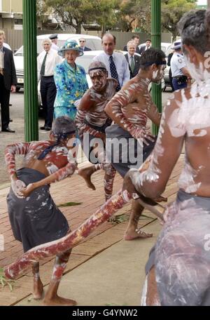 La Reine regarde les danseurs de Ngemba Muranari jouer une danse traditionnelle au Centre de langue et de culture aborigène de Muda à Bourke, en Australie.* la Reine a visité la ville d'environ 3,500 dans Out Back Nouvelle-Galles du Sud, à 900 km (560 miles) de nord à l'ouest de Sydney dans le cadre de sa tournée de 2 semaines en Australie. Banque D'Images