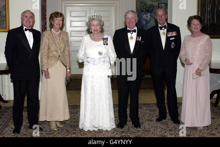 La Reine, accompagnée du duc d'Édimbourg (2e à droite), est accompagnée, de gauche à droite, du premier ministre australien John Howard, de la femme de Sir William Deane, du gouverneur général de l'Australie (3e à droite) et de la femme du premier ministre Jeanette Howard. * avant un banquet d'État à la maison du Gouvernement, Canberra. Banque D'Images