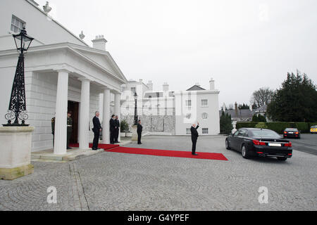 Le président Michael D Higgins fait passer Au revoir à la vice-présidente de la Chine Xi Jinping en dehors d'Aras an Uachtarain, Dublin. Banque D'Images