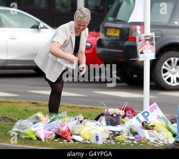 La maîtresse Karen Jordan regarde les hommages laissés à l'extérieur de l'Alvechurch Middle School dans le Worcestershire, après que l'enseignant Peter Rippington, 59 ans, ait été tué et des dizaines d'autres blessés lorsqu'un entraîneur transportant des écoliers s'est écrasé dans le nord de la France. Banque D'Images