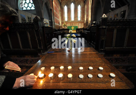 Des bougies sont allumées dans l'église paroissiale Saint-Laurent, à Alvechurch, dans le Worcestershire, après que le professeur Peter Rippington, 59 ans, ait été tué et des dizaines d'autres blessés lorsqu'un entraîneur transportant des écoliers s'est écrasé dans le nord de la France. Banque D'Images