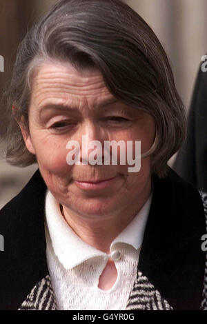 Anne Jones, mère de Simon Jones qui a été tuée le premier jour de travail aux quais de Shoreham, devant la High court de Londres, alors que la famille de l'ouvrier occasionnel qui a été décapité lors du déchargement d'un navire a lancé un défi de High court. * ...contre le refus du directeur des poursuites pénales de porter des accusations d'homicide involontaire coupable contre ses employeurs. L'étudiant Simon Jones, 24 ans, est décédé le 24 1998 avril dans les deux heures suivant le début de son nouveau poste, alors qu'il travaillait pour la société hollandaise Euromin à Shoreham docks, dans l'ouest du Sussex. Banque D'Images