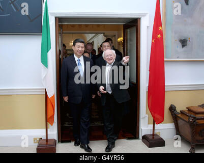 S.E. M. Xi Jinping , Vice-président de la République populaire de Chine avec le président de l'Irlande Michael D. Higgins à Aras an Uachtarain après les deux entretiens le troisième et dernier jour d'une visite de trois jours en Irlande alors qu'il part pour assister à un événement à l'hôpital Royal Kilmainham. Banque D'Images