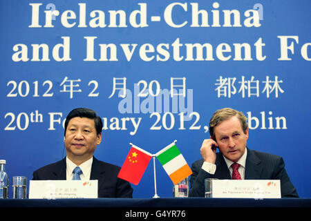 M. Xi Jinping, vice-président de la République populaire de Chine et d'auml, avec un Taoiseach Enda Kenny TD à l'hôpital Royal Kilmanham pour le Forum Irlande-Chine sur le commerce et l'investissement le dernier jour d'une visite de trois jours en Irlande. Banque D'Images