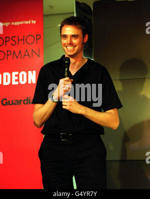 Jamie Theakston au magasin Topshop/Topman d'Oxford Street, dans le cadre de l'initiative BBC Talent. L'événement a impliqué une liaison satellite à trois voies avec Emma B, DJ de radio One, à Glasgow, et Chris Moyles, à Leeds. * 27/1/02: Theakston s'est excusé auprès de proches amis et de la famille au sujet de révélations embarrassantes de journaux qu'il a visité un vice-club à Mayfair à Londres en décembre 2001. Banque D'Images