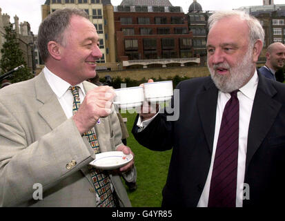 Les candidats Mayoral de Londres Frank Dobson (à droite) et Ken Livingstone apprécient une tasse de café à Londres. Les rivaux se sont envoqués dans le ballon à air chaud de la campagne de recherche sur le cancer dans les terrains de la Maison de l'Armurerie de l'honorable Artillerie Company. *pour recueillir de l'argent pour la recherche sur le cancer. Banque D'Images