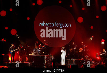 Rebecca Ferguson, la deuxième à la course de X Factor, se produit au Bridgewater Hall de Manchester la première nuit de sa tournée au Royaume-Uni. Banque D'Images